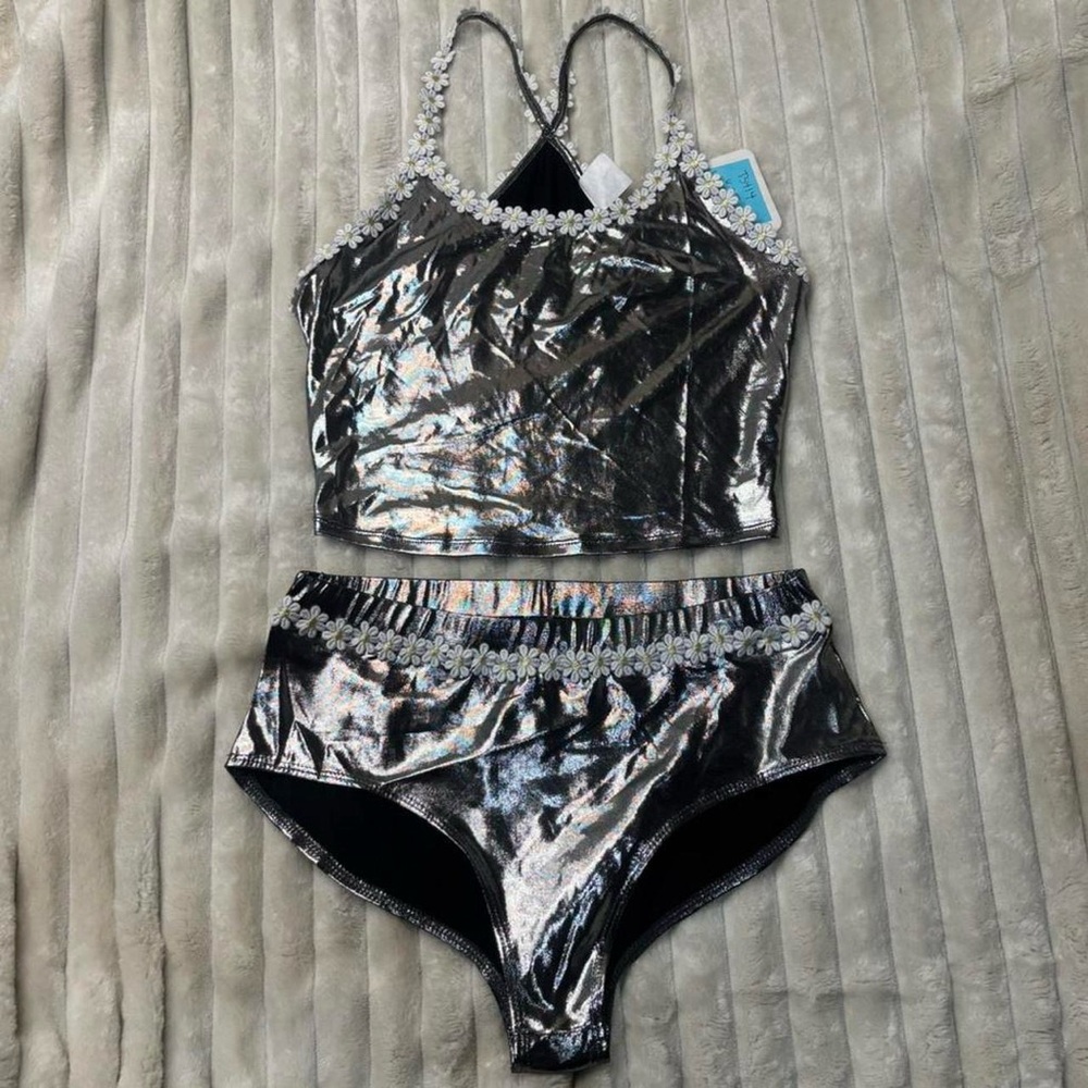 Silver metallic two piece set with daisy floral details - Picture 4 of 7